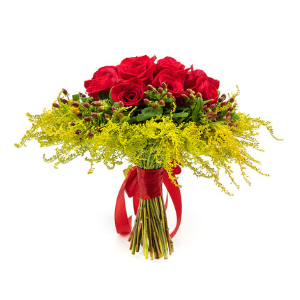 03000585_elite-rote-rosen-mit-hypericum-und-solidago