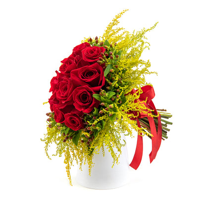 03000585_elite-rote-rosen-mit-hypericum-und-solidago