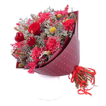03000902_irigo-trockenstrauss-mit-stabilisierter-rose-monalisa-red-herzen-und-pluschbar