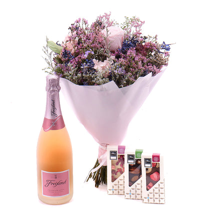 03000931_irigo-trockenstrauss-mit-stabilisierten-rosen-monalisa-pink-champagne-freixenet-und-schokolade