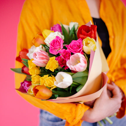 03001061_blumentasche-sweet-tulpen-und-spruhrosen