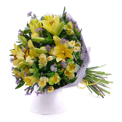 03001182_sweet-strauss-mit-gelben-lilien