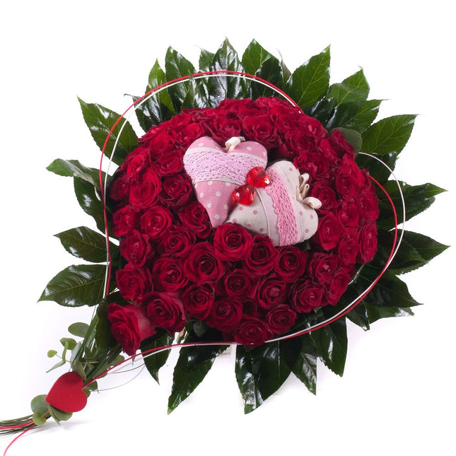 03001479_herz-aus-roten-rosen-mit-herzen