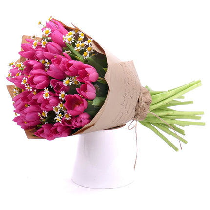 03001523_sweet-cyclamenfarbene-tulpen-mit-kamille