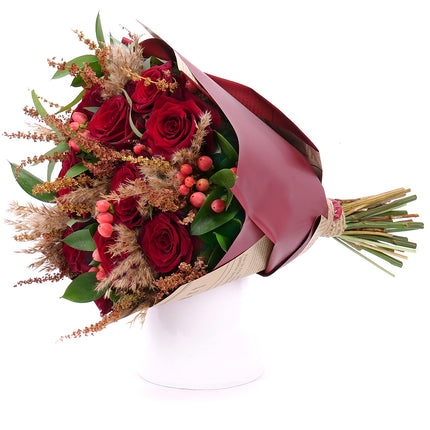 03001549_sweet-rote-rosen-pampasgras-und-hypericum