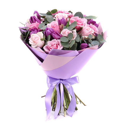 03001662_sweet-rosa-rosen-und-violette-tulpen