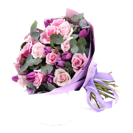 03001662_sweet-rosa-rosen-und-violette-tulpen