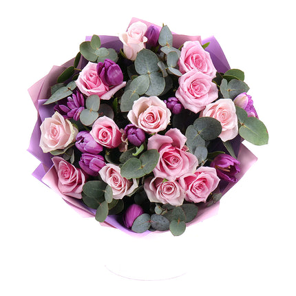 03001662_sweet-rosa-rosen-und-violette-tulpen