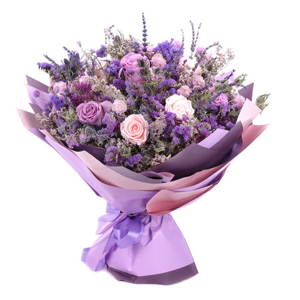 03001843_irigo-trockenstrauss-mit-violettem-strandflieder-und-praparierten-rosafarbenen-sowie-violetten-rosen