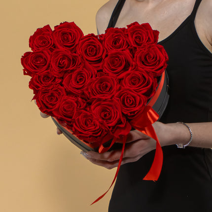 03001858_in-eterno-schwarze-herzbox-for-you-s-mit-18-rosen-monalisa-red