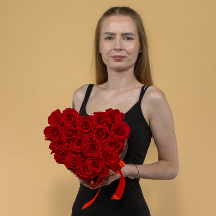 03001858_in-eterno-schwarze-herzbox-for-you-s-mit-18-rosen-monalisa-red
