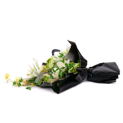 03001891_irigo-trauerstrauss-mit-gruner-magnolie-rosen-und-clematis