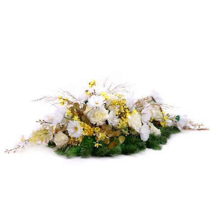 03001906_irigo-tropfenformiger-trauerkranz-mit-gelben-und-weissen-blumen