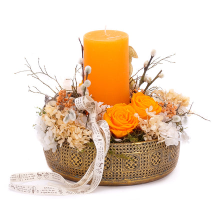03001963_in-eterno-metalltablett-mit-praparierten-rosen-und-orangefarbener-kerze