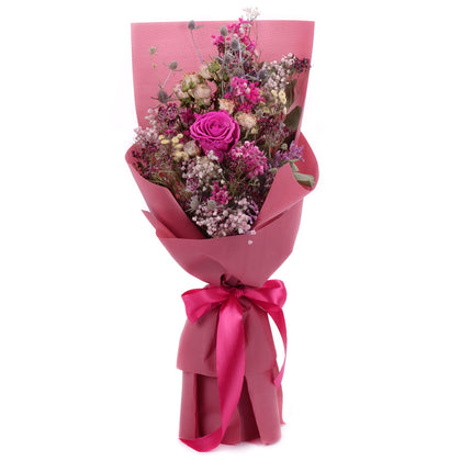 03001998_irigo-trockenstrauss-mit-praparierter-rose-monalisa-hot-pink-und-cyclamenfarbenen-dekorationen