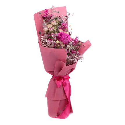 03001998_irigo-trockenstrauss-mit-praparierter-rose-monalisa-hot-pink-und-cyclamenfarbenen-dekorationen
