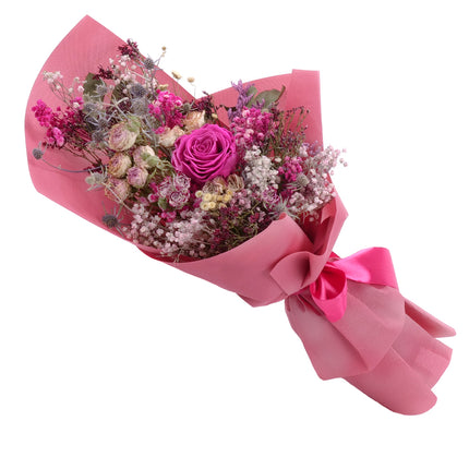 03001998_irigo-trockenstrauss-mit-praparierter-rose-monalisa-hot-pink-und-cyclamenfarbenen-dekorationen