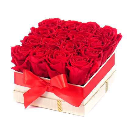 03100708_in-eterno-cremefarbene-quadratische-box-m-mit-16-roten-rosen