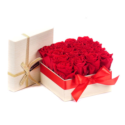 03100708_in-eterno-cremefarbene-quadratische-box-m-mit-16-roten-rosen