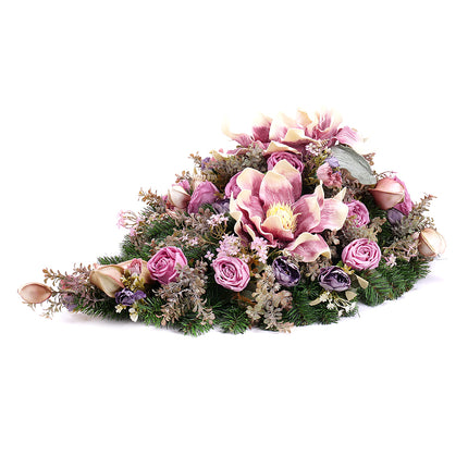 03101018_irigo-tropfenformiges-trauerarrangement-mit-schaumstoffmagnolie-und-violetten-blumen