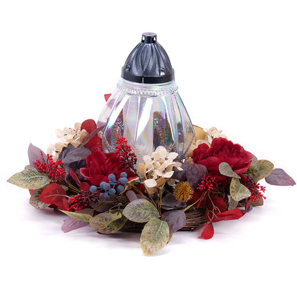 03101513_irigo-trauerkranz-mit-glasgrablicht-und-roten-blumen