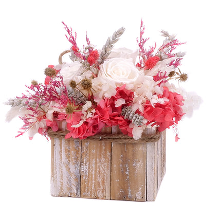 03101535_irigo-quadratische-holzbox-mit-praparierten-weissen-rosen-und-roten-blumen