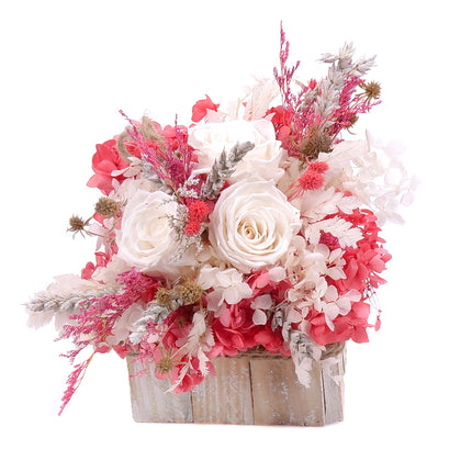 03101535_irigo-quadratische-holzbox-mit-praparierten-weissen-rosen-und-roten-blumen
