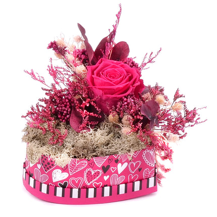03101537_in-eterno-cyclamfarbenes-herz-s-mit-praparierter-rose-monalisa-pink-framboise