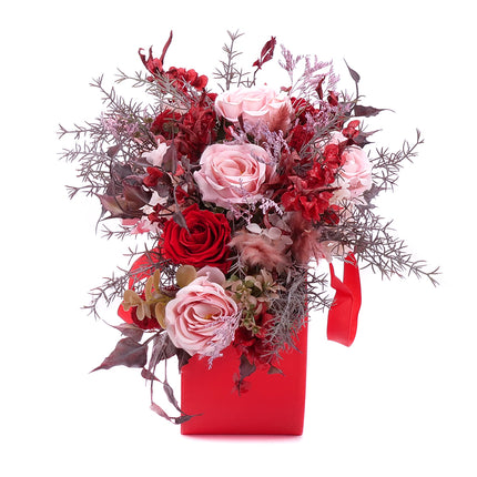 80000158_irigo-rote-box-mit-praparierten-roten-rosen-hortensie-und-strandflieder