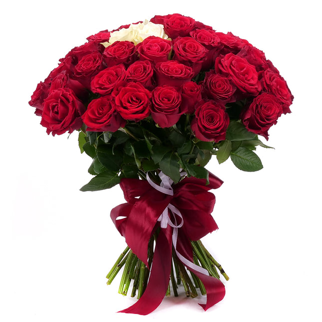 Strauß aus roten Upper-Class-Rosen und drei weißen Rosen