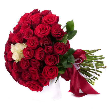 Strauß aus roten Upper-Class-Rosen und drei weißen Rosen