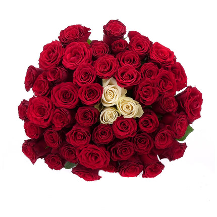 Strauß aus roten Upper-Class-Rosen und drei weißen Rosen